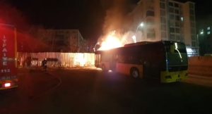 VİDEOLU HABER Park halindeki halk otobüsü alev aldı