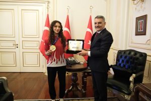 Özkan, Dünya Şampiyonu Betül Zararsız’ı ağırladı