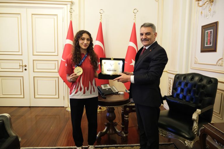 Özkan, Dünya Şampiyonu Betül Zararsız’ı ağırladı