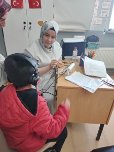 Minik öğrencilerine işitme taraması