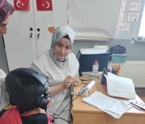 Minik öğrencilerine işitme taraması