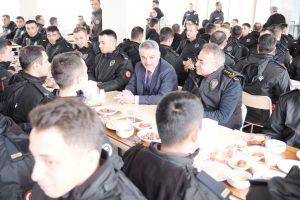 Özkan, polis öğrencilerle yemekte bir araya geldi