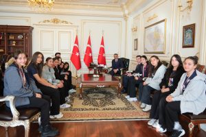 Voleybol Şampiyonu öğrencilerden Vali Özkan’a ziyaret
