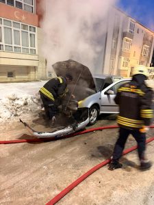  VİDEOLU HABER Park halindeki araç yandı