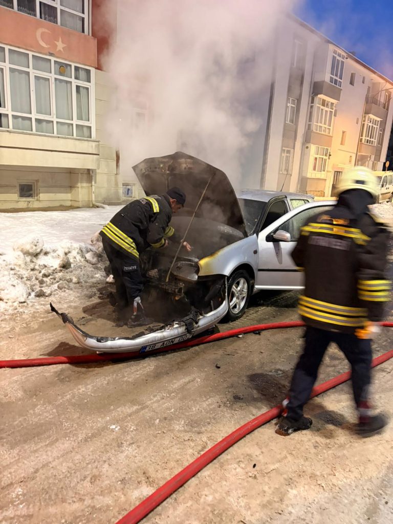  VİDEOLU HABER Park halindeki araç yandı
