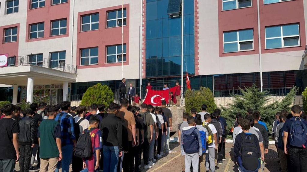 Okullar ay yıldızla donatılacak