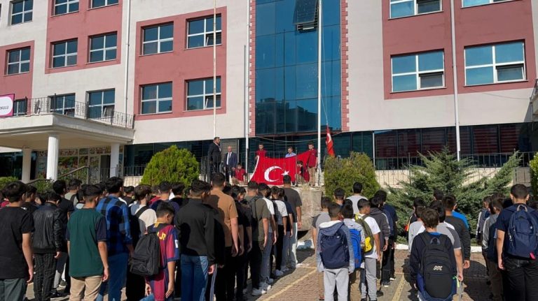 Okullar ay yıldızla donatılacak