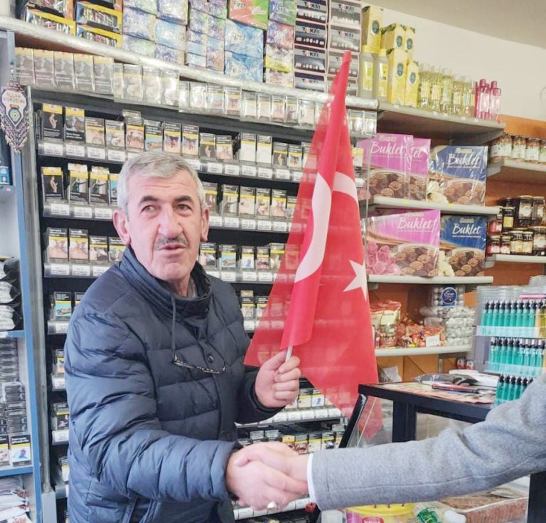 Alperen Ocakları’ndan bayrak dağıtımı