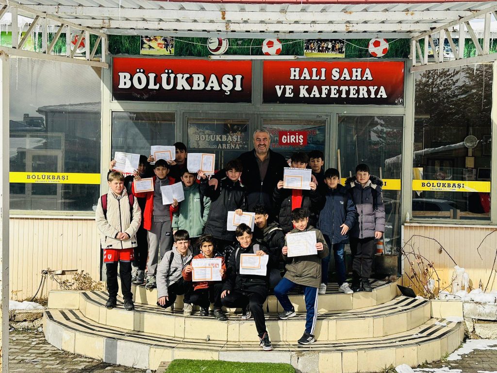 Bölükbaşı Halı Saha’dan öğrencilere karne hediyesi