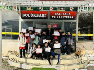 Bölükbaşı Halı Saha’dan öğrencilere karne hediyesi
