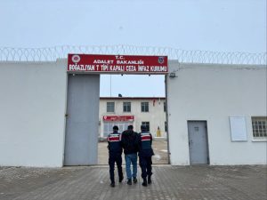 Yol kontrollerinde aranan şahıslar yakalandı