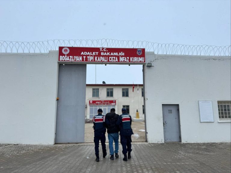 Yol kontrollerinde aranan şahıslar yakalandı