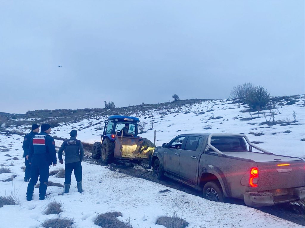 Mahsur kalan araçlar jandarma yardımıyla kurtarıldı