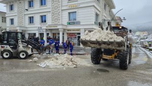 Toplanan karlar göletlere götürülüyor