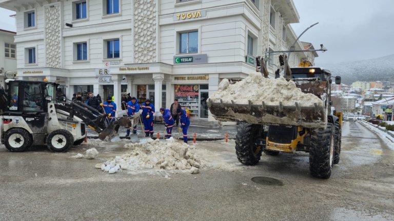 Toplanan karlar göletlere götürülüyor