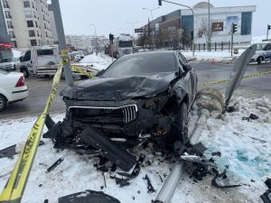 VİDEOLU HABER Yozgat’ta iki otomobil çarpıştı: 1’i ağır 2 yaralı