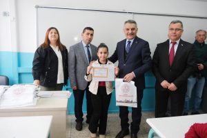 Vali Özkan öğrencilerin karne heyecanına ortak oldu