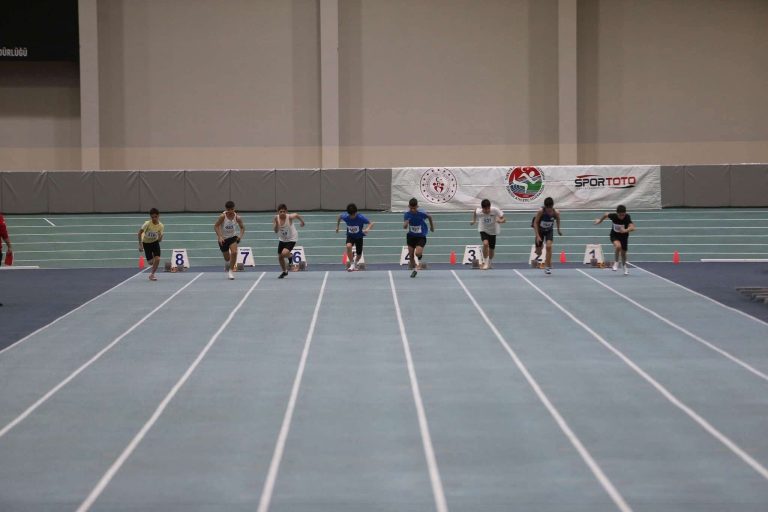  Genç atletten iki altın madalya