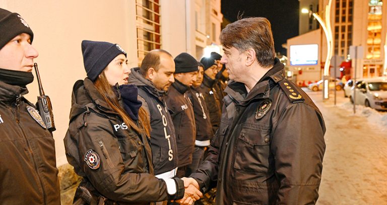 Koç’tan yılbaşı mesaisindeki personeline moral ziyareti