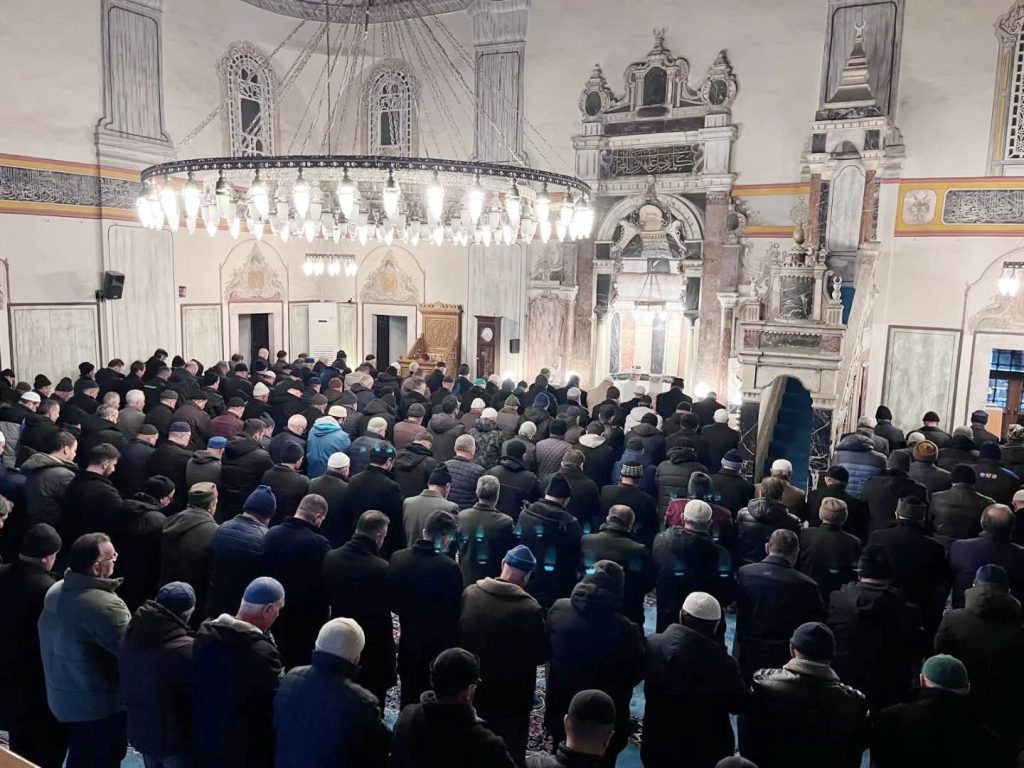 Vatandaşlar yılın ilk sabah namazında camileri doldurdu