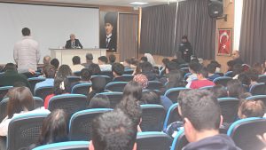 Özışık, kariyer günlerinde öğrencilerle buluştu