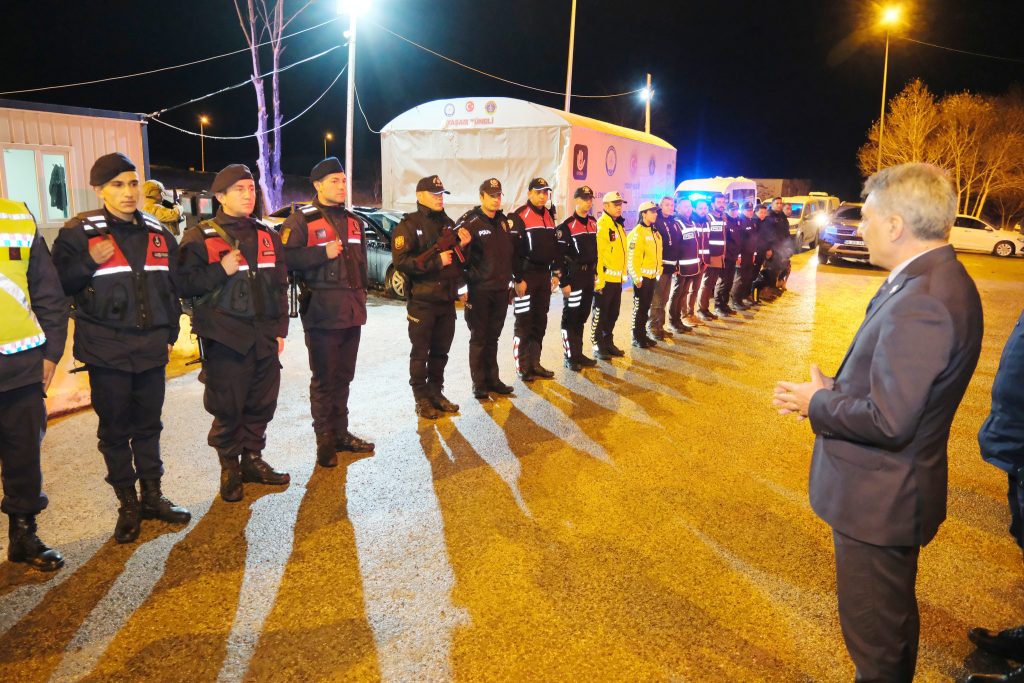 Vali Özkan yeni yıla sahada çalışan personellerle girdi