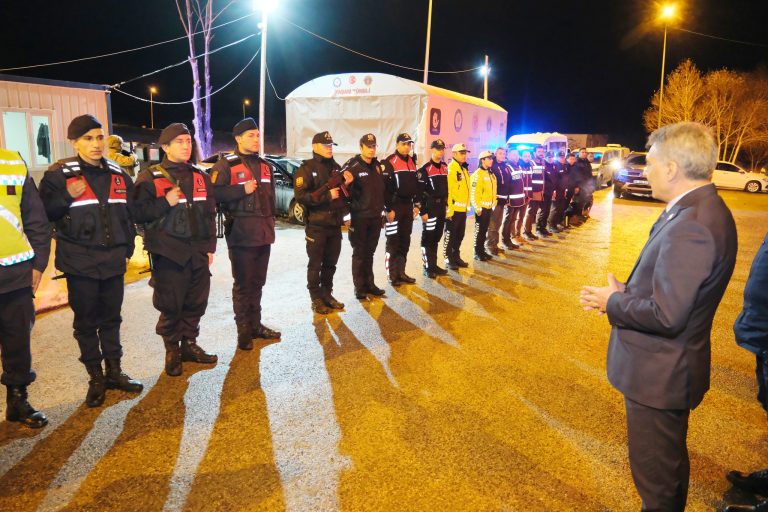 Vali Özkan yeni yıla sahada çalışan personellerle girdi