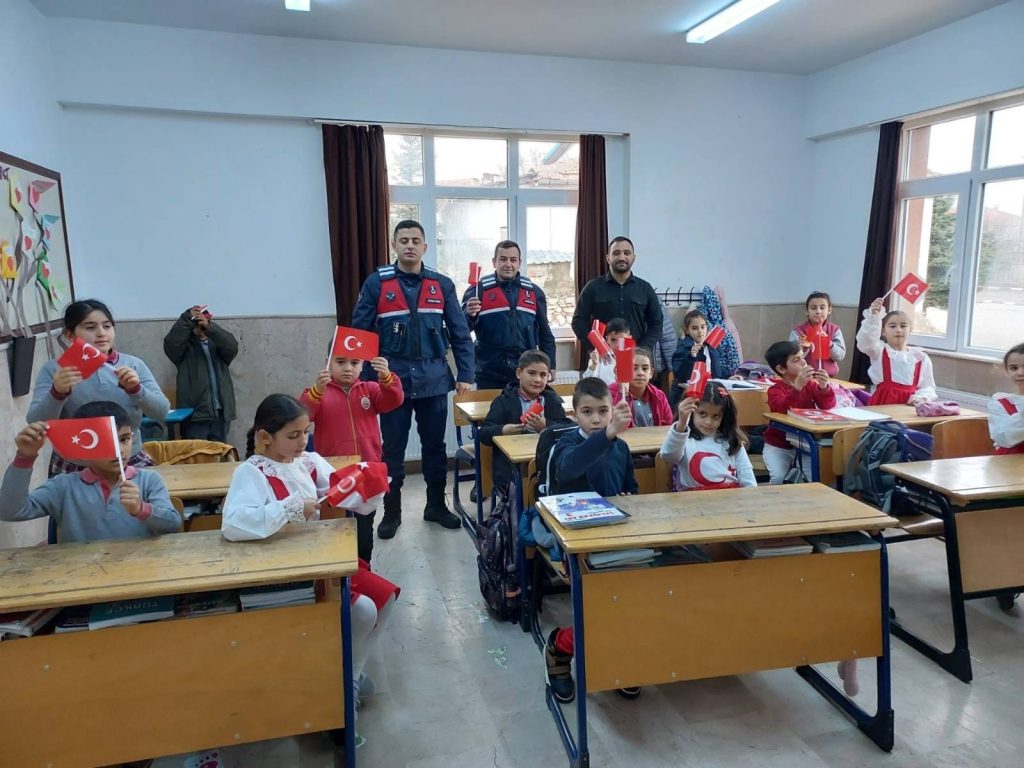 Öğrenciye bayrak, vatandaşa uyarı