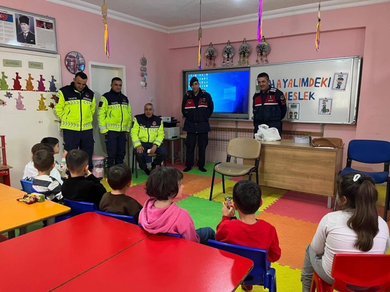 Jandarma’dan minik öğrencilere eğitim