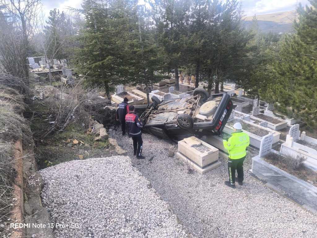Otomobil mezarlığa uçtu: 2 yaralı
