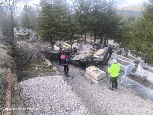 Otomobil mezarlığa uçtu: 2 yaralı