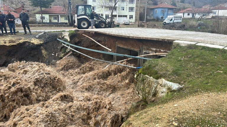 Saraykent’te sel suları köprüyü yıktı