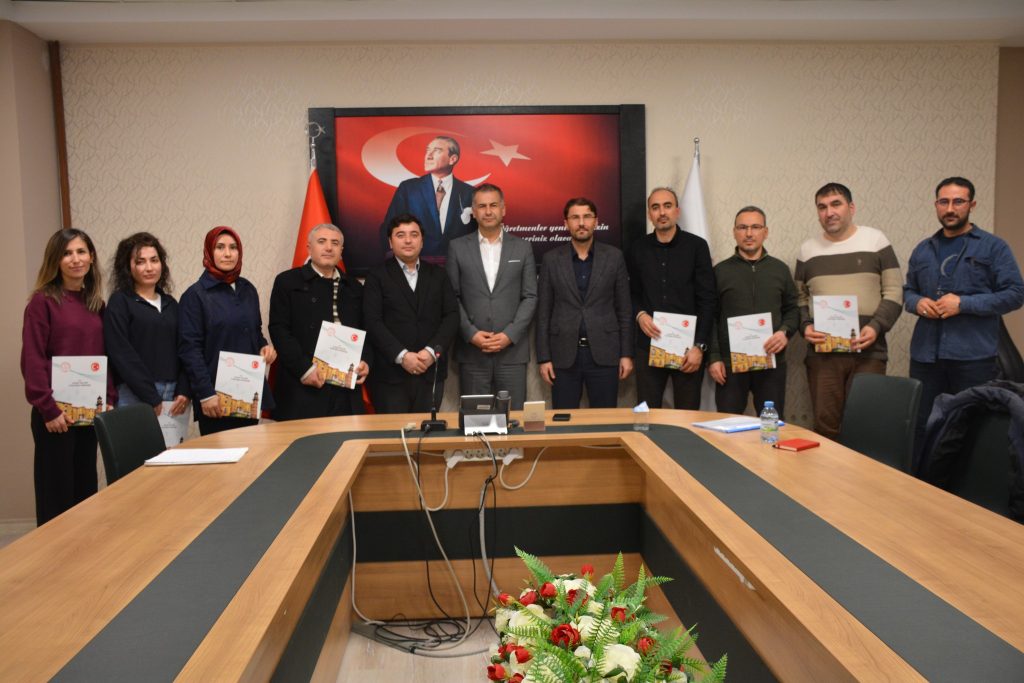 Öğretmenlere katılım belgesi verildi