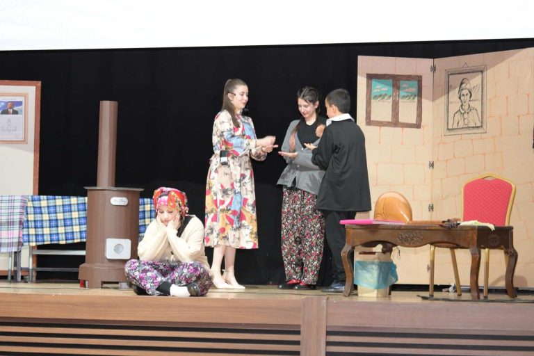 Öğrencilerden duygulandıran tiyatro