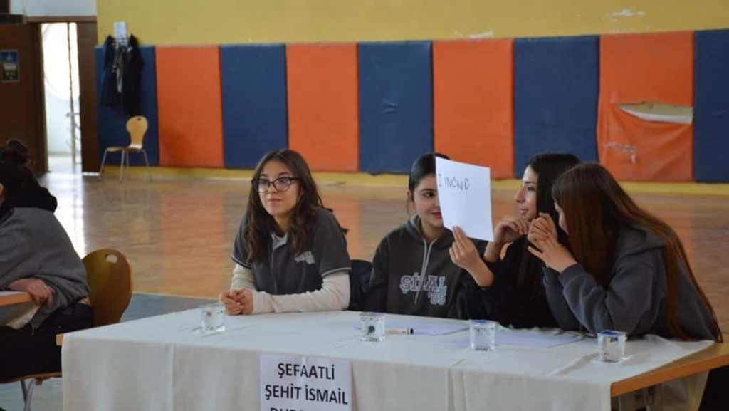 Gençler bilgileriyle göz doldurdu