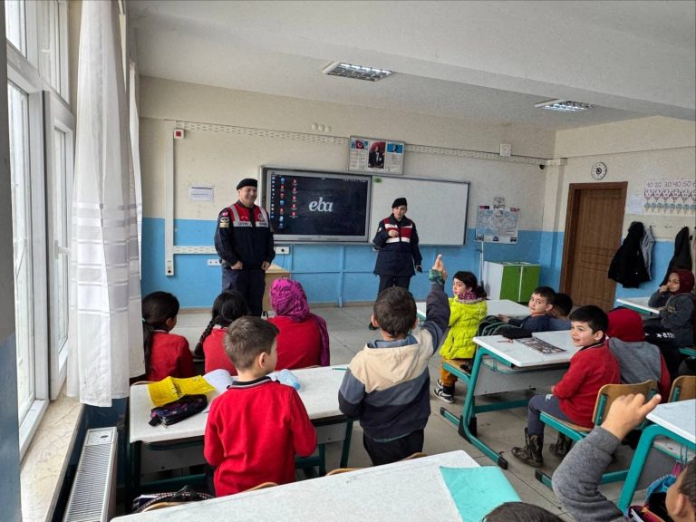Jandarma’dan öğrencilere bilgilendirme