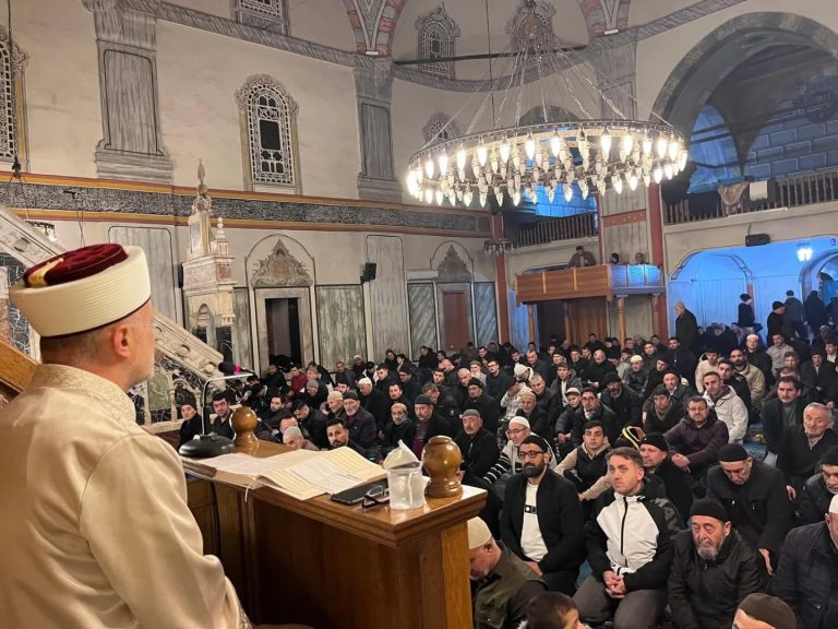 İlk Teravide vatandaşlar camileri doldurdu