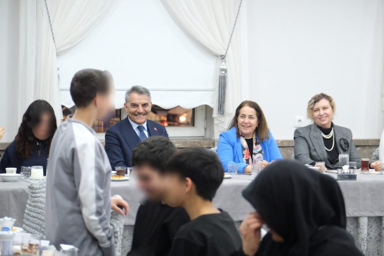 Devlet büyükleri gençlerin yanında