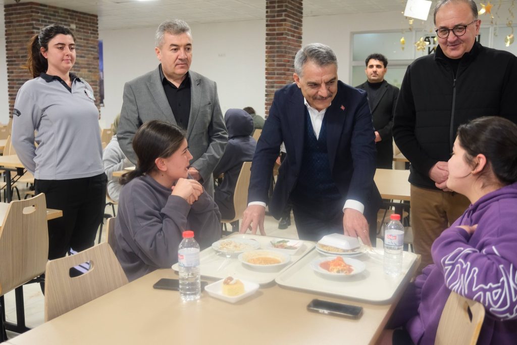 Vali Özkan öğrencilerle iftarda bir araya geldi