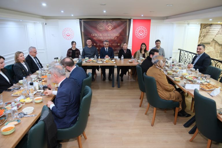 Vali Özkan, genç çiftlerle iftar sofrasında buluştu