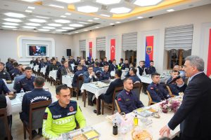 Vali Özkan, Mehmetçiklerle iftar sofrasında buluştu