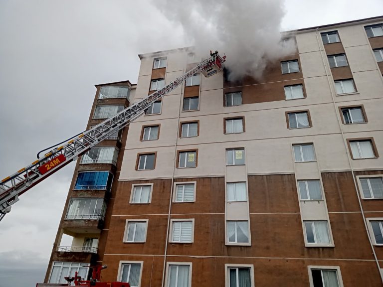 VİDEOLU HABER: Yozgat’ta 8 katlı apartmanda yangın paniği