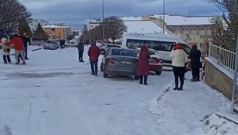Yollar buz pistine döndü