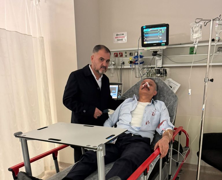 Okul müdürü makamında darp edildi