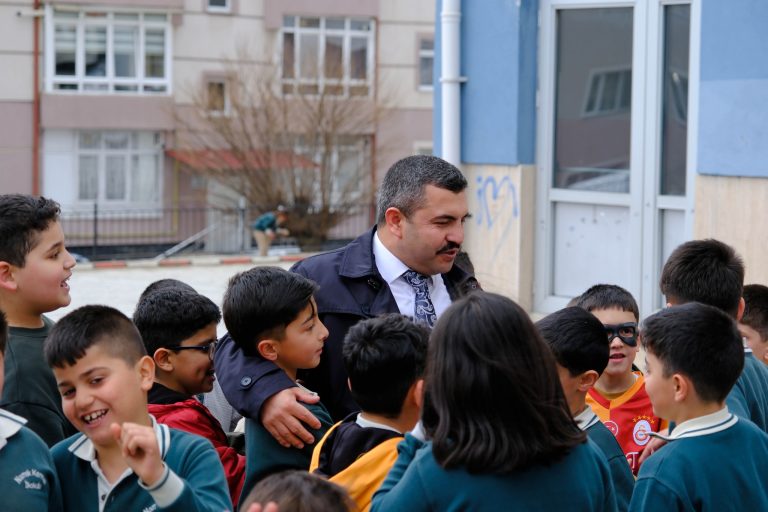 Başkan Yalçın minik öğrencilerle buluştu