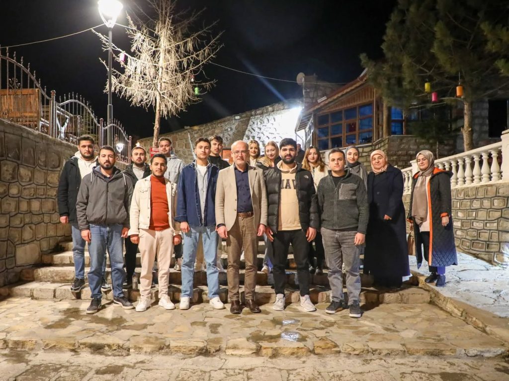 Başkan İnce, öğrencilerle sahur sofrasında buluştu