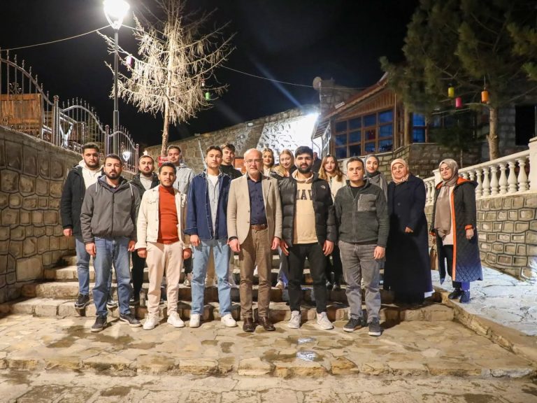 Başkan İnce, öğrencilerle sahur sofrasında buluştu