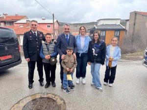 Vali Özkan’dan çocuklara bayram sürprizi