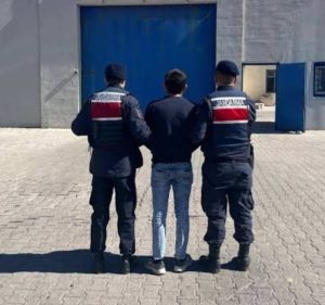 Aranan şahıslar yol kontrolünde yakalandı