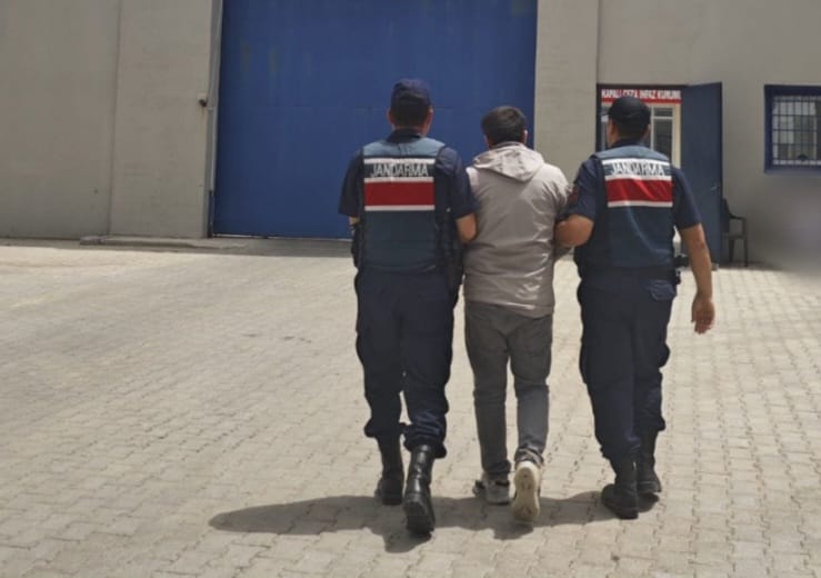 Aranan şahıslar jandarma operasyonuyla yakalandı